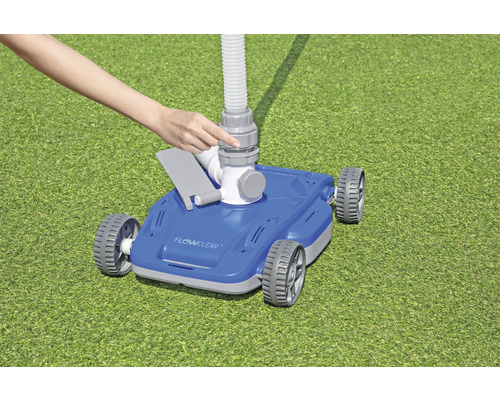 Bestway Flowclear sladdlös poolrengörare på gräs med slang och hand
