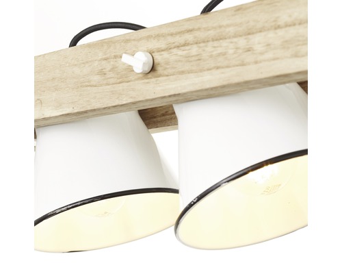 Taklampa med trä och lampskärmar