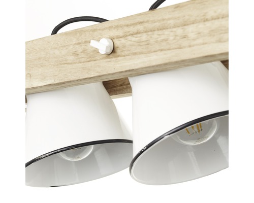 Taklampa med träupphängning och vita lampskärmar