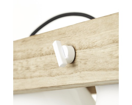 Detalj av trälampa med vit strömbrytare