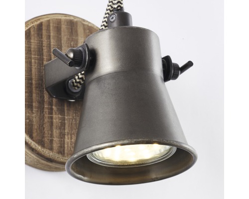 Vägglampa med träbakstycke och justerbar metallspot