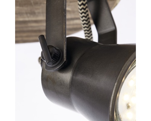 Närbild av en taklampa med justerbar spotlight