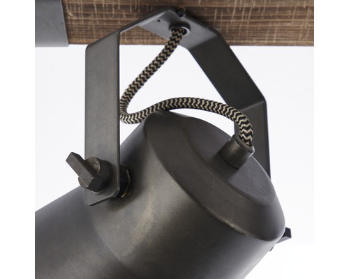 Taklampa med industriell design och justerbar spot