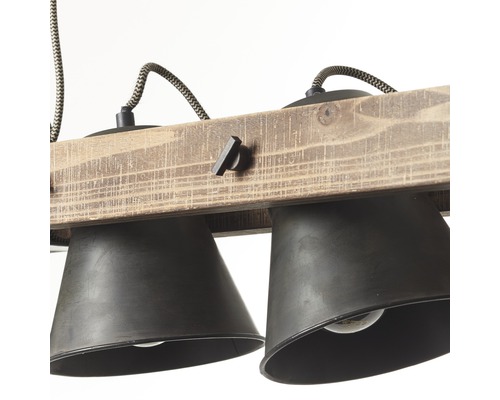 Taklampa med träbjälke och flera lampskärmar
