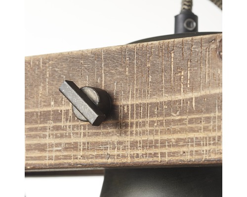 Detaljvy av en lampa med träbjälkar och metalldetaljer