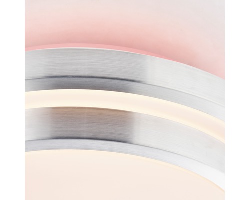 Detaljvy av en taklampa med metallelement och integrerad belysning