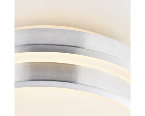 Detaljvy av en taklampa i metall med LED-belysning