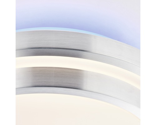 Detaljbild av en taklampa i metall med belysning