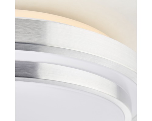 Närbild av en taklampa med aluminiumram