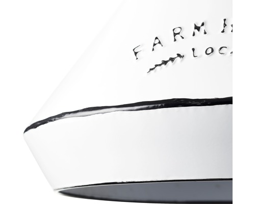 Detaljvy av en vit hänglampa med texten Farm House Local