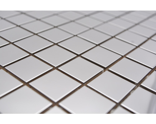 Närbild av fyrkantiga, glänsande mosaikplattor