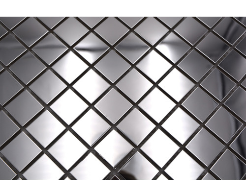 Detaljbild av fyrkantiga silverfärgade mosaikplattor