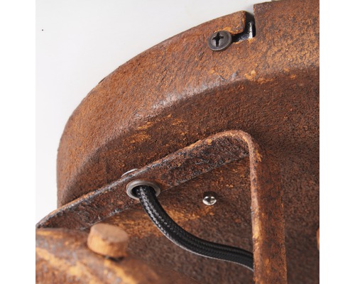 Detalj av en taklampa i rostdesign med svart kabel