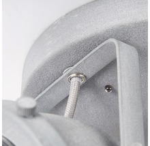 Detaljbild av en grå utomhuslampa med kabel