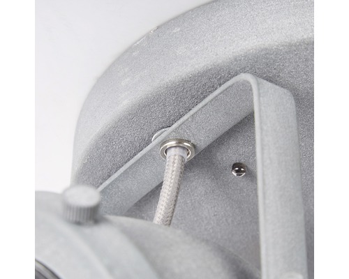 Detaljbild av en grå utomhuslampa med kabel