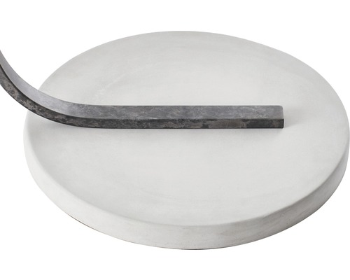 Dekorationsobjekt med rund betongbas och metallaccent