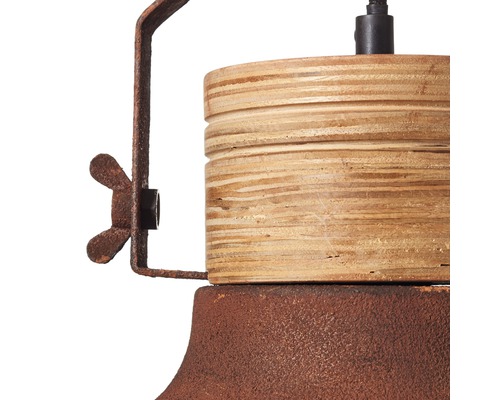 Detaljbild av en hänglampa av trä och metall