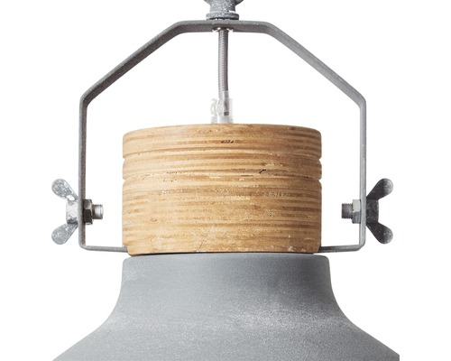 Detaljvy av en hänglampa med trä- och metalldetaljer.