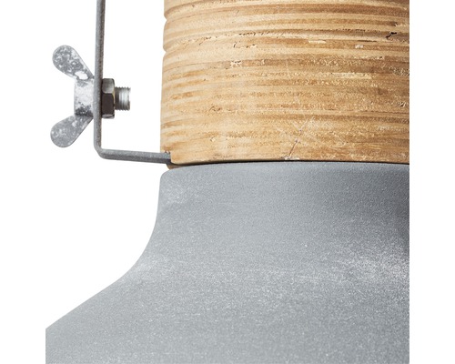 Detaljvy av en pendellampa med träapplikation och metallelement