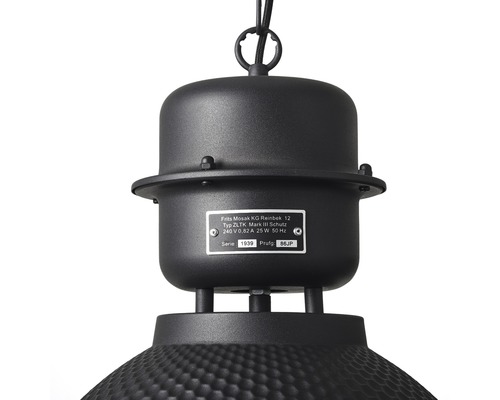 Detaljvy av en svart hänglampa med teknisk etikett