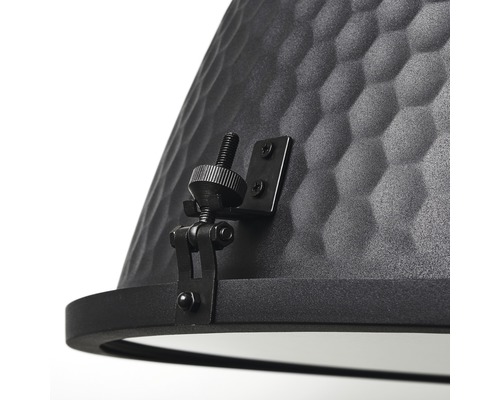 Detaljvy av en svart lampa med fästelement