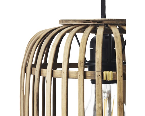 Detaljvy av en hängande bambulampa