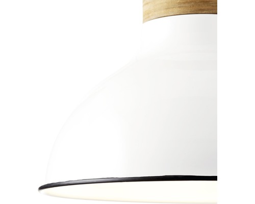 Närbild av en hänglampa med träelement