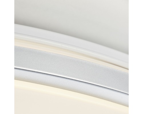 Närbild av en taklampa med en silverfärgad ram