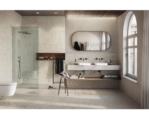 Modernt badrum med dusch, handfat och toalett i ljus design