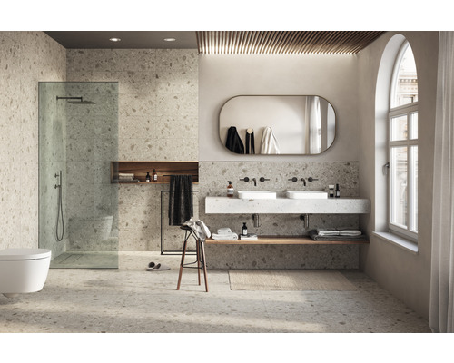 Ljust badrum med dusch, tvättställ och spegel i modern stil