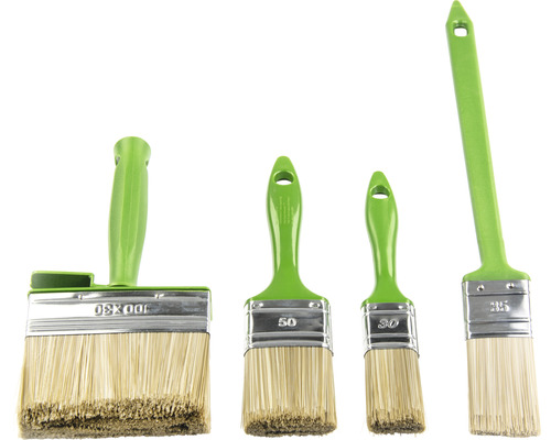 Olika målarpenslar med plasthandtag