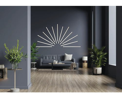 Vardagsrum med soffa, soffbord, krukväxter och vägglampa i form av ränder