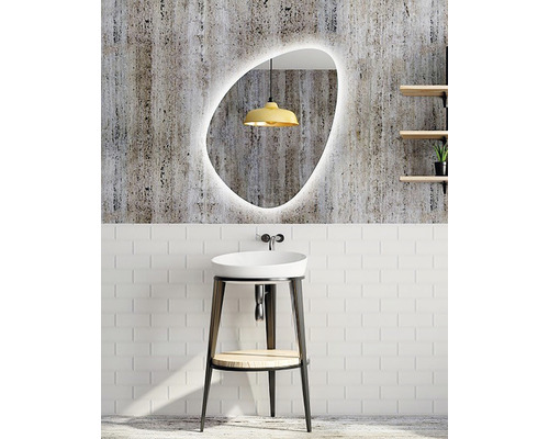Spegel med belysning AMIRRO Ambiente Organic 60x90 cm dagsljusvit LED IP44 Badrumsvy med handfat, spegel med belysning och hyllor