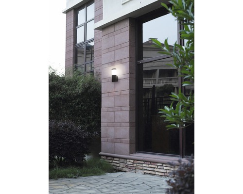 Husfasad med utomhusbelysning