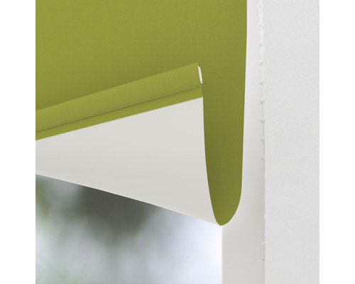 Detaljvy av en grön rullgardin i fönstret