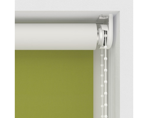 Grön rullgardin med kedjedrag vid fönstret