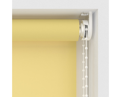 Gul rullgardin i fönsterkarm med manöverkedja