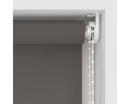 Grå rullgardin med kedjedrag vid fönstret