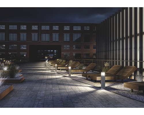 Uteplats med solstolar i trä, stigbelysning och planteringslådor
