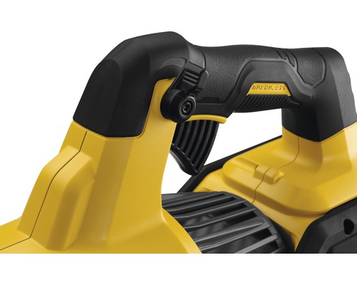 Närbild av en gul fläkt med ett svart handtag