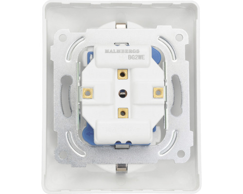 Detaljvy av ett vitt vägguttag med metallram