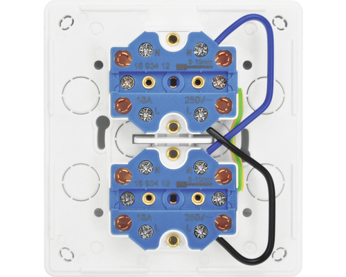 Detaljvy av dubbeluttag med elektriska kablar.