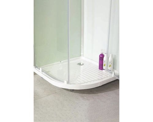 Hörndusch med duschkabin och vårdprodukter