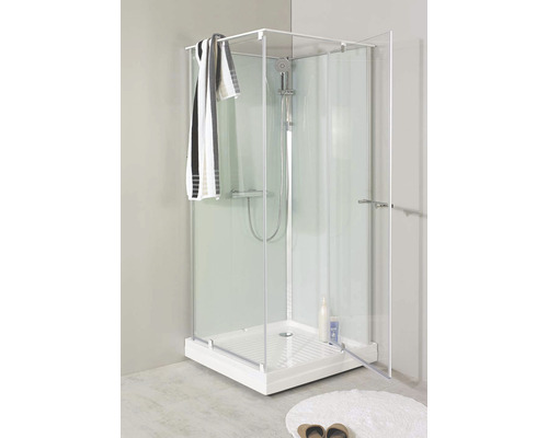 Duschkabin med handduk, duschhuvud och duschkar