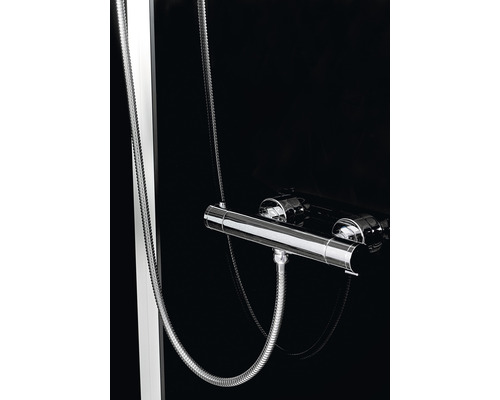 Duschset med termostatblandare mot svart bakgrund