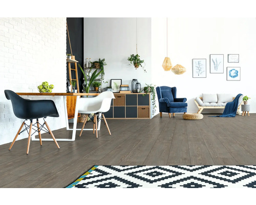 Vardagsrum med laminatgolv, matbord, stolar, soffa och dekoration