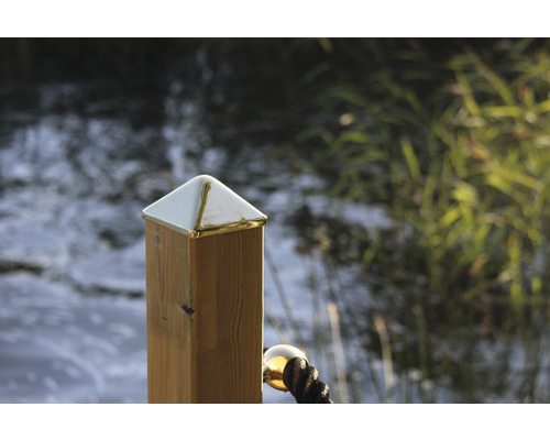 Trästolpe med metallskydd utomhus