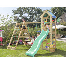 Lektorn med gunga, rutschkana och klättervägg i trädgården med lekande barn