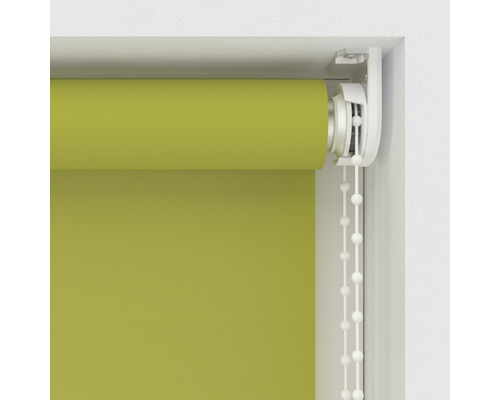 Grön standardrullgardin i en fönsterkarm