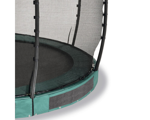 Detaljvy av en trädgårdstrampolin med skyddsnät